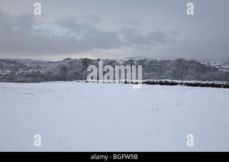 Einem kalten Winter-Schnee-Szene auf den Hügeln in West Yorkshire mit dunklen gefüllt Schneewolken Stockfoto