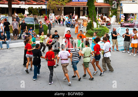 Kinder Proben für öffentliche Veranstaltung im Dorf Hanioti, Chalkidiki. Stockfoto