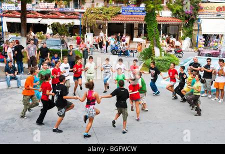 Kinder Proben für öffentliche Veranstaltung im Dorf Hanioti, Chalkidiki. Stockfoto