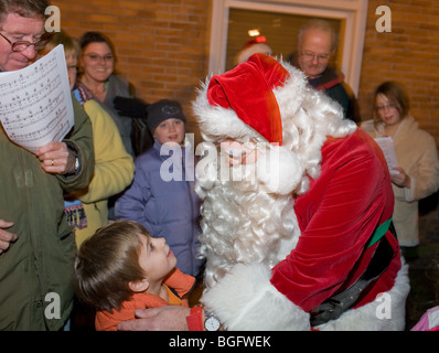 Santa Claus kommt in die Stadt, Weihnachten caroling in Canajoharie, New York State Stockfoto