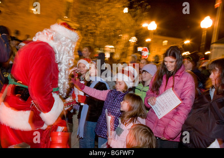 Santa Claus kommt in die Stadt, Weihnachten caroling in Canajoharie, New York State Stockfoto