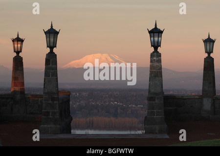 Ansicht des Mt. St. Helens in Washington bei Sonnenuntergang vom Rocky Butte State Park in Oregon Stockfoto