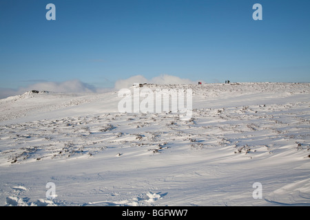 Entfernten Wanderer im Winterschnee auf dem Derwent Rand Abwinter Schnee am Derwent Rand oben Ladybower Damm in Derbyshire Peak District Stockfoto