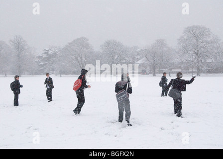 Snow London UK 2010 Snowball Fight Rushmere Green, Wimbledon Village London England 2010er Jahre HOMER SYKES Stockfoto