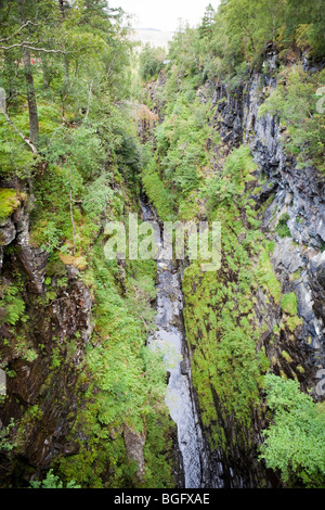 Der kilometerlange Box Canyon im Corrieshalloch Gorge National Nature Reserve, Braemore, Highland, Schottland, Großbritannien Stockfoto