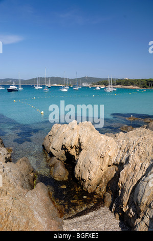 Porquerolles Island & Bay von der Plage d ' Argent mit Ankern Yachten, Îles Hyères, Var, Côte d ' Azur oder Côte d ' Azur, Frankreich Stockfoto