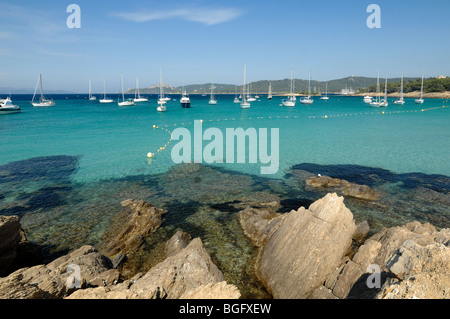 Festgemachten Jachten & Rocky Seashore am Plage d ' Argent oder Strand, Insel Porquerolles, Îles Hyères, Côte d ' Azur oder Côte d ' Azur Stockfoto