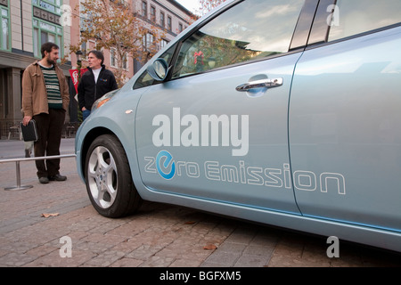 Menschen, die einen kleinen Vorgeschmack auf das neue Elektroauto Nissan Leaf. Nissan Leaf Zero Emission Tour Werbeveranstaltung. Stockfoto