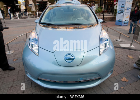 Vorderansicht des Elektroauto Nissan Leaf. Nissan Leaf Zero Emission Tour Werbeveranstaltung. Stockfoto