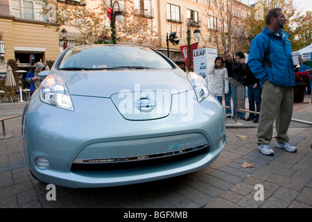 Vorderansicht des Elektroauto Nissan Leaf. Nissan Leaf Zero Emission Tour Werbeveranstaltung. Stockfoto