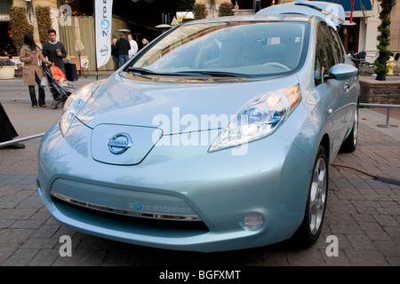 Vorderansicht des Elektroauto Nissan Leaf abgewinkelt. Nissan Leaf Zero Emission Tour Event. San Jose, Kalifornien, USA, 05.12.09 Stockfoto