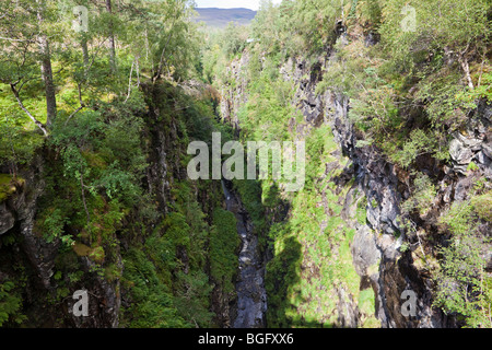 Der kilometerlange Box Canyon im Corrieshalloch Gorge National Nature Reserve, Braemore, Highland, Schottland, Großbritannien Stockfoto