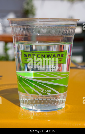 Nahaufnahme einer Fabri-Kal Greenware Kaltgetränk Tasse voll Wasser. Ausschließlich aus Pflanzen hergestellt. Stockfoto