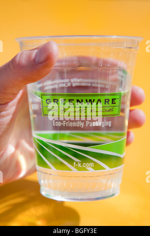 Nahaufnahme einer Fabri-Kal Greenware Kaltgetränk Tasse voll Wasser. Ausschließlich aus Pflanzen hergestellt. Stockfoto