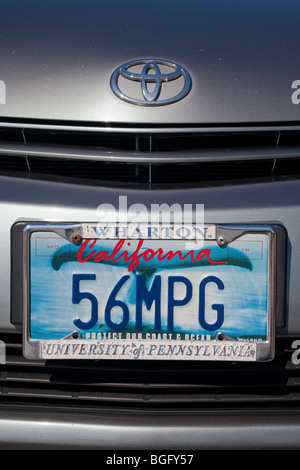 Nahaufnahme von benutzerdefinierten Nummernschild Rechtschreibung 56 MPG "auf Kendrick Li 2004 Toyota Prius. Stockfoto