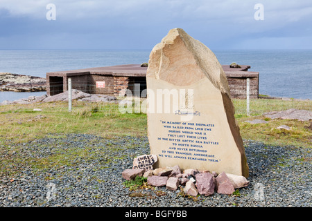 Gedenkstätte Stein am Ufer des Loch Ewe an die Mitglieder des Vereins russischen Konvoi an Rubha Nan Sasan, N von Cove, Highland, Schottland. Stockfoto