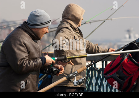 Fischer auf der Galata-Brücke über den Bosporus, Istanbul, Türkei Stockfoto