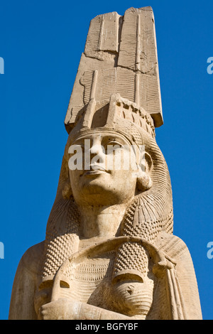 Der Kopf der Statue von Meryetamun, Tochter und königliche Gemahlin von Ramses II in Achmim in der Nähe von Sohag, Mittelägypten hautnah. Stockfoto