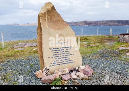 Gedenkstätte Stein am Ufer des Loch Ewe an die Mitglieder des Vereins russischen Konvoi an Rubha Nan Sasan, N von Cove, Highland, Schottland. Stockfoto