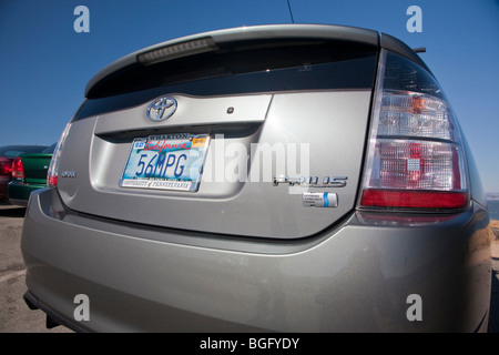 2004 Toyota Prius hat ein 56 MPG "benutzerdefinierte Nummernschild. Leute zahlen für kundenspezifische Platten und Erlös unterstützt verschiedene Ursachen. Stockfoto