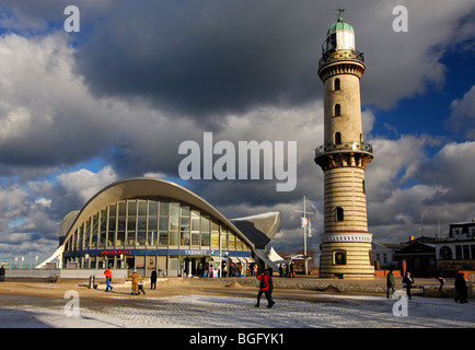 Alter Leuchtturm und Teepott Restaurant an der Strandpromenade, Rostock-Warnemünde, Mecklenburg-Western Pomerania, Deutschland Stockfoto