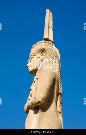 Sie Viw der Statue von Meryetamun, Tochter und königliche Gemahlin von Ramses II in Achmim in der Nähe von Sohag, Mittelägypten. Stockfoto