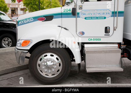 Enge, der Haube von Peterbilt Hybrid Electric (HE) Lkw Modell 330 Klasse 6 Fahrzeug. Kalifornien, USA. Stockfoto