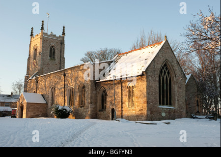 Str. Marys Kirche, Kippax im Schnee Stockfoto