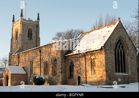 Str. Marys Kirche, Kippax im Schnee Stockfoto