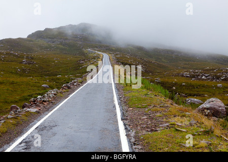 Scotch-Nebel schwebt über Bealach Na Ba, den Pass des Viehs, östlich von Applecross, Highland, Schottland Stockfoto