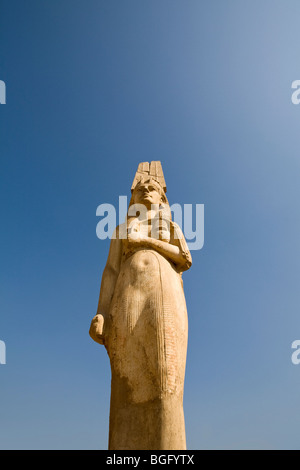 Auf der Suche, die Statue von Meryetamun, Tochter und königliche Gemahlin von Ramses II in Achmim in der Nähe von Sohag, Mittelägypten himmelwärts. Stockfoto