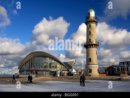 Alter Leuchtturm und Teepott Restaurant an der Strandpromenade, Rostock-Warnemünde, Mecklenburg-Western Pomerania, Deutschland Stockfoto