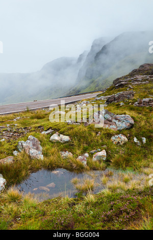 Scotch-Nebel schwebt über Bealach Na Ba, den Pass des Viehs, östlich von Applecross, Highland, Schottland Stockfoto