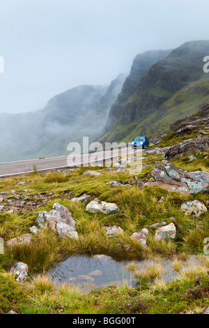 Scotch-Nebel schwebt über Bealach Na Ba, den Pass des Viehs, östlich von Applecross, Highland, Schottland Stockfoto