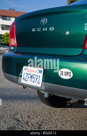 Rückansicht von 38 Meilen pro Gallone Kraftstoff effizient Toyota Echo Auto. Kalifornien, USA Stockfoto