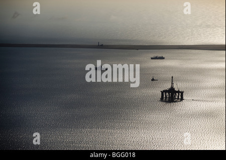 Luftaufnahmen von einer Bohrinsel in Walvis Bay Lagune / Hafen Stockfoto