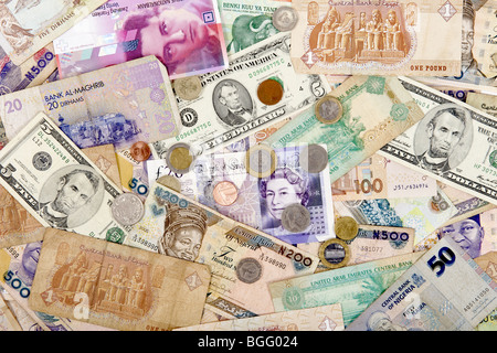 Internationale Währungen. Geld, viel davon. Münzen und Banknoten aus der ganzen Welt. Stockfoto