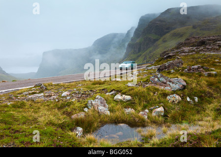 Scotch-Nebel schwebt über Bealach Na Ba, den Pass des Viehs, östlich von Applecross, Highland, Schottland Stockfoto
