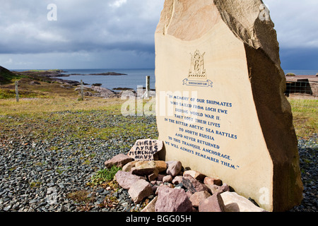 Gedenkstätte Stein am Ufer des Loch Ewe an die Mitglieder des Vereins russischen Konvoi an Rubha Nan Sasan, N von Cove, Highland, Schottland. Stockfoto