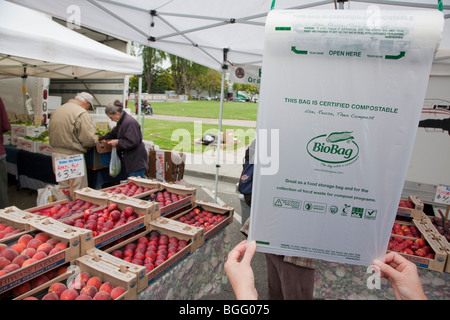 Nahaufnahme von Bio biologisch abbaubaren und kompostierbaren Plastiktüten für den Transport von Produkten auf einer Rolle auf Berkeleys Bauernmarkt. Stockfoto