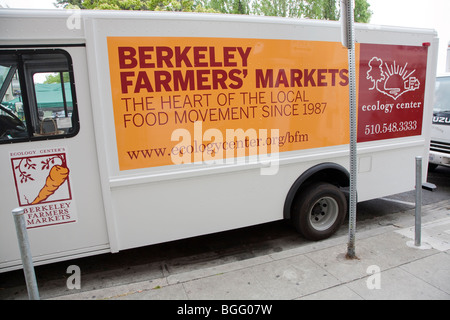 Berkeley Bauernmarkt Schild an der Seite des LKW. Ecology Center Berkeley Bauernmarkt. Berkeley, Kalifornien, USA Stockfoto