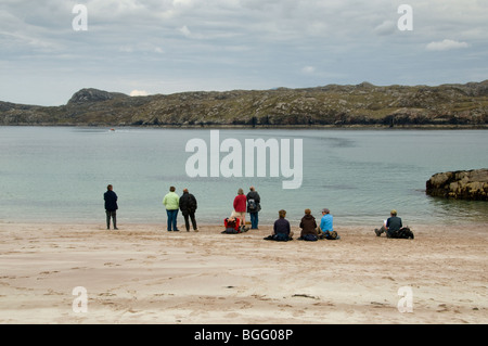 Besucher Handa Insel warten auf die Fähre um sie zurück zu dem schottischen Festland an einem ruhigen Tag Stockfoto