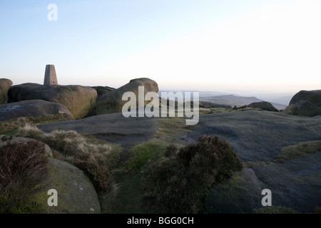 Die trigonometrischen Punkt auf Stanage Edge Derbyshire genommen in der Morgendämmerung im winter Stockfoto