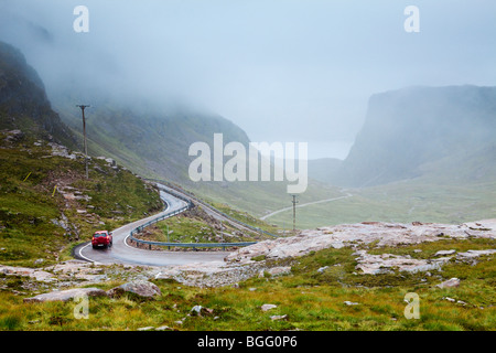 Scotch-Nebel schwebt über Bealach Na Ba, den Pass des Viehs, östlich von Applecross, Highland, Schottland Stockfoto