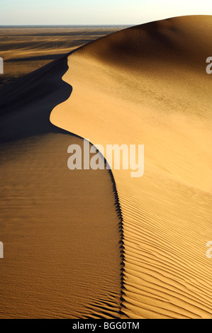 Scharfe Kamm und Sand Strukturen in den Sanddünen des Erg Muzurq, Sahara Wüste, Libyen Stockfoto