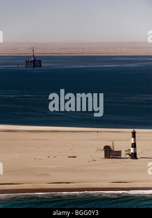 Pelican Point Lighthouse Walvis Bay, Namibia mit Bohrinsel im Hintergrund Stockfoto