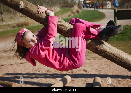 Junges Mädchen Klettern auf Spielgeräten. Stockfoto