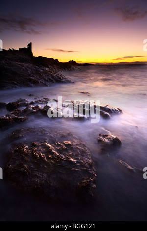 Silhouette Dunure Burgruine über fließende Wellen gesehen Stockfoto