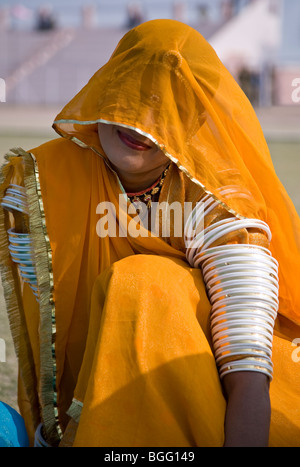 Indische Frau trägt traditionelle Sari und Armreifen. Bikaner. Rajasthan. Indien Stockfoto
