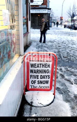 Die Argus Zeitung in Brighton prognostiziert, dass 5 Tage Schnee auf einem Brett A Poster an Kiosken UK shop Stockfoto